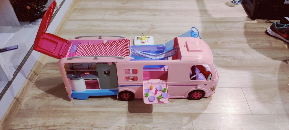 Kamper, autko Barbie