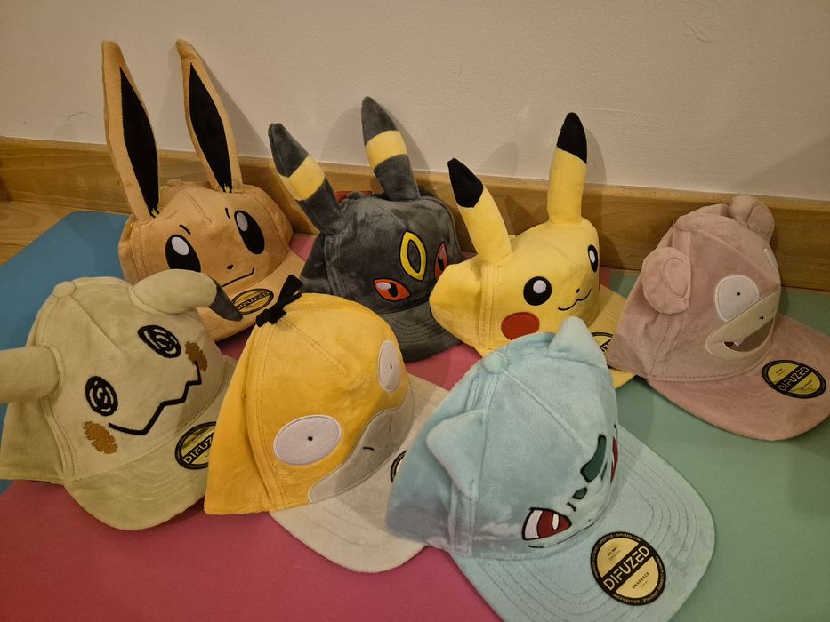 Vários Peluches e bonés Pokémon
