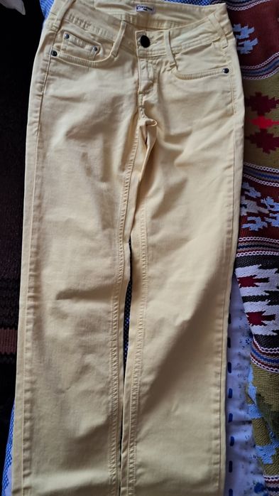 Джинсові штани, жовтого кольору.