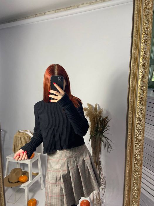 Укорочений светр. PULL and BEAR