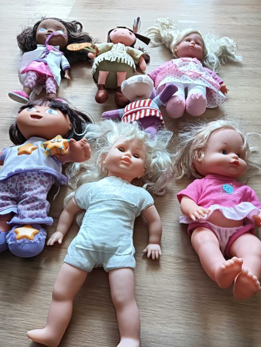 Várias bonecas bonitas