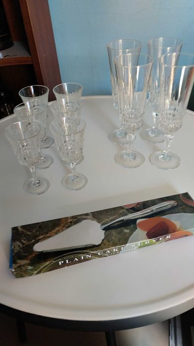 Vendo 6 copos de vinho fino mais 4 copos maiores mais talher de bolo