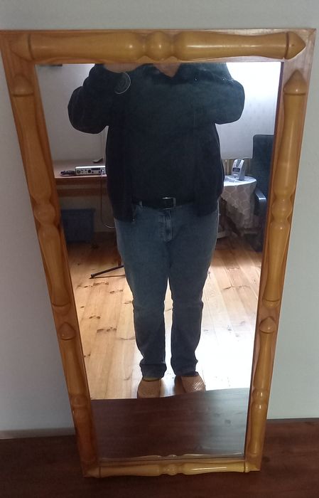 Lustro wiszące w ramie z jasnego drewna