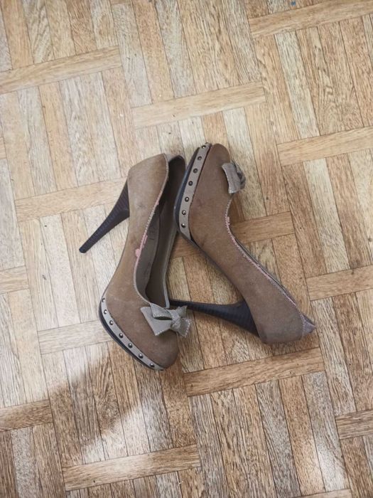 sprzedam  szpilki damskie firmy wicees rozmiar 37 szare z ćwiekami