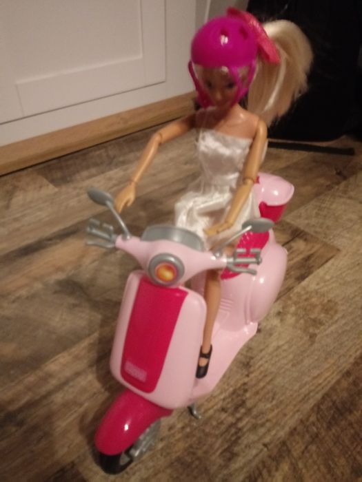 Zestaw. Lalka babie ze skuterem i kaskiem.