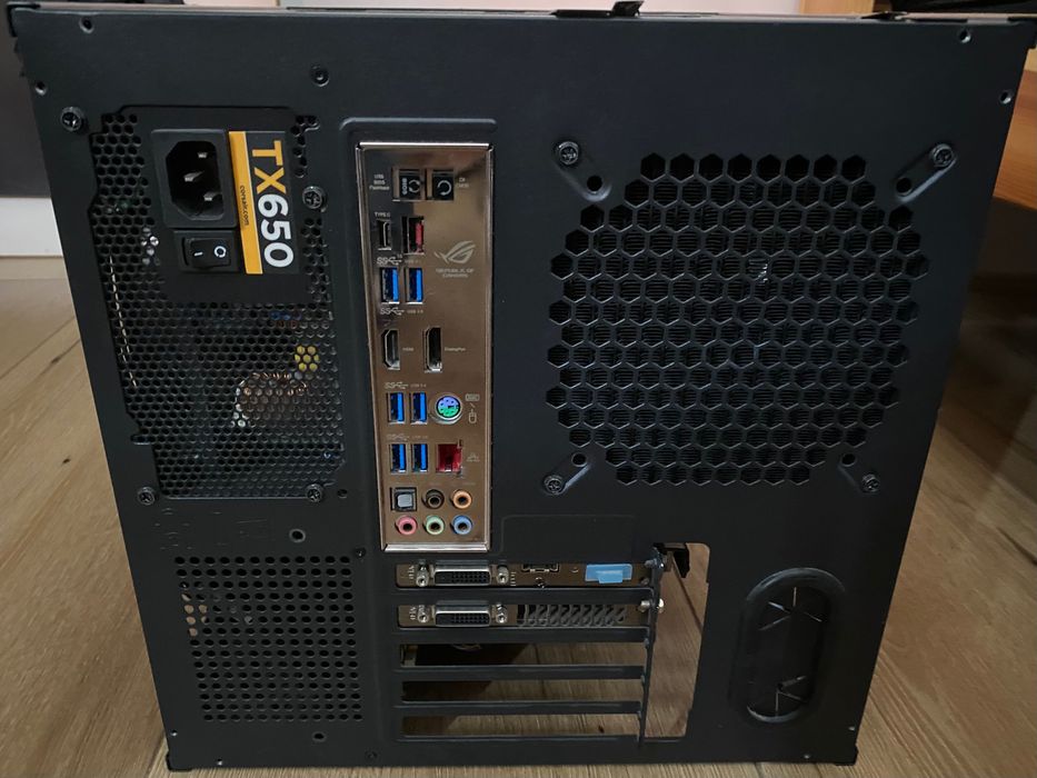 Komputer Intel i7  z dwoma monitorami