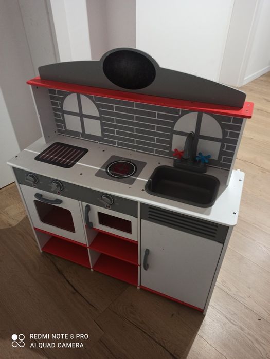 Drewniana kuchnia i restauracja 2w1