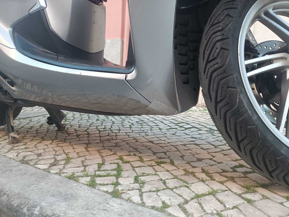 Honda SH300i – Muito bem estimada – 2 chaves