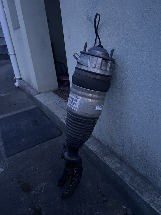 Амортизатор з пневмобалоном