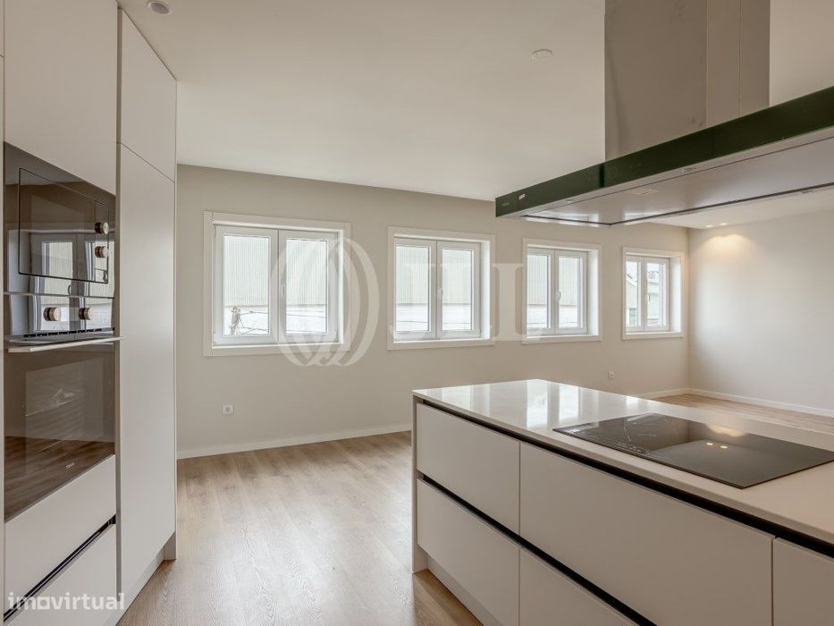 Apartamento T4 com varanda e garagem nas Antas Porto
