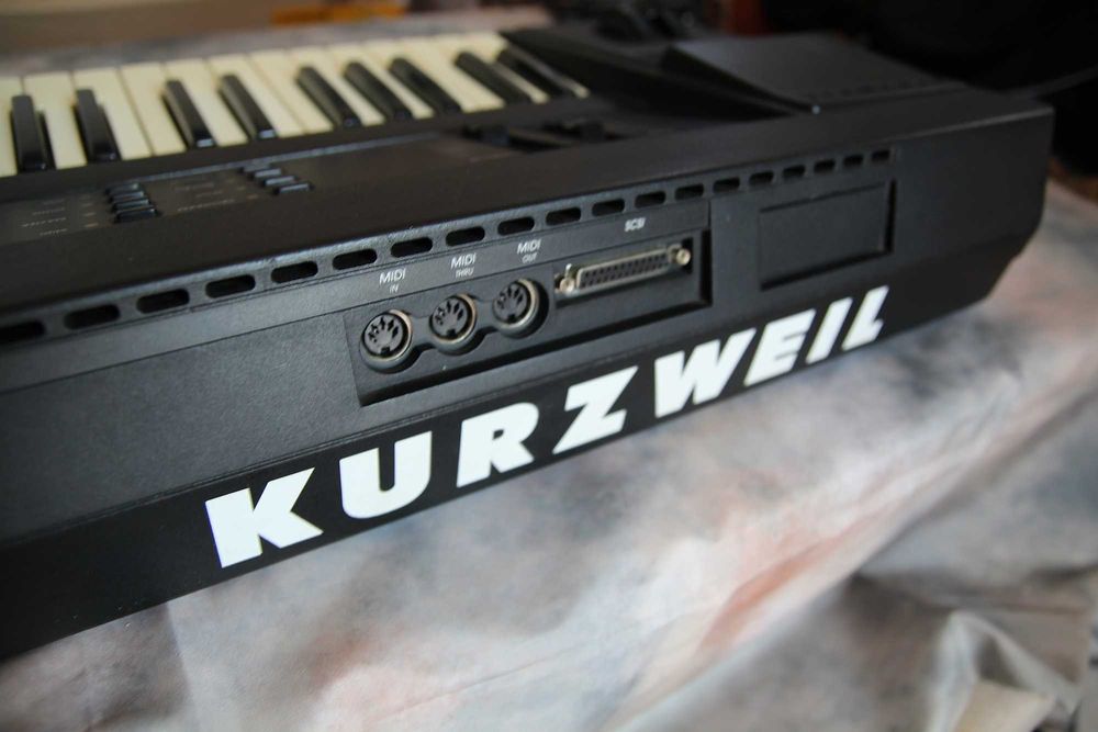 Syntezator Kurzweil k2000