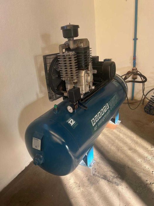 Compressor "Rubete 300 TP" em perfeito estado de funcionamento.