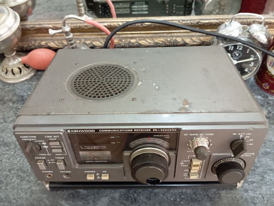 Radio Amador Kenwood R-1000, um recetor de comunicações de ondas curta