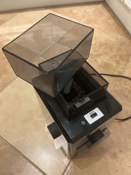 Młynek żarnowy do kawy Delonghi kg89