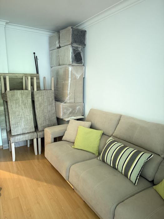 Sofá com chaise long + 4 pufes