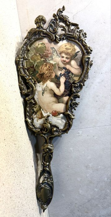 Antiga estrutura de espelho de mão em bronze com amorosos anjnhos