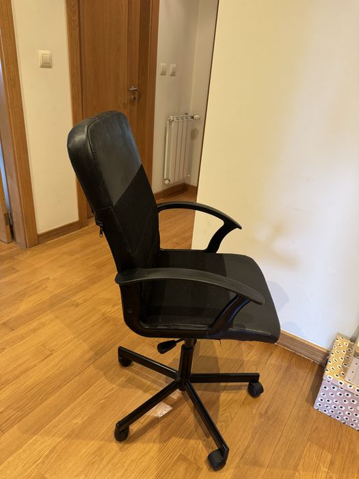 Cadeira de escritório giratória preta com rodízios