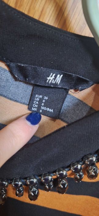 Blusa casual e elegante com colar de brilhantes