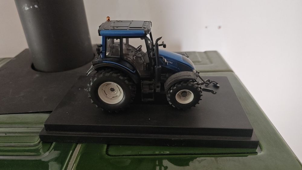 Model valtra 1:32 universal hobbies