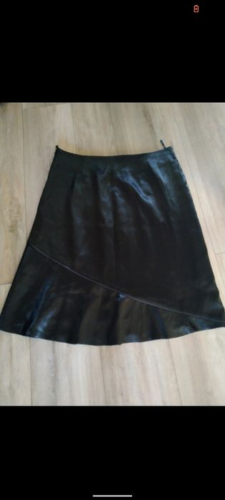 Czarna elegancka spódnica zapinana na zamek