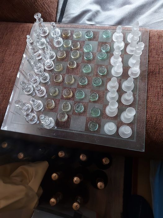 1 tabuleiro de xadrez e de damas em vidro colorido