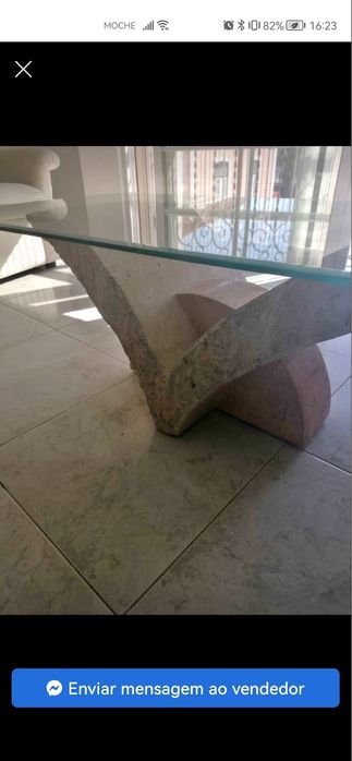 Mesa de vidro e pedra
