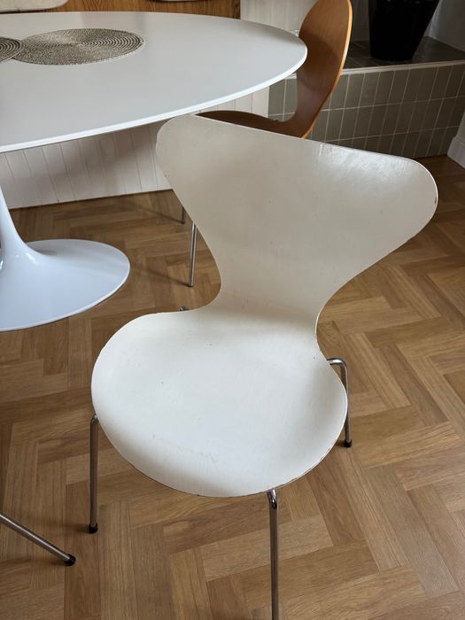 2xKrzesło Series 7 (Model 3107) Arne Jacobsen dla Fritz Hansen – Klasyk Designu