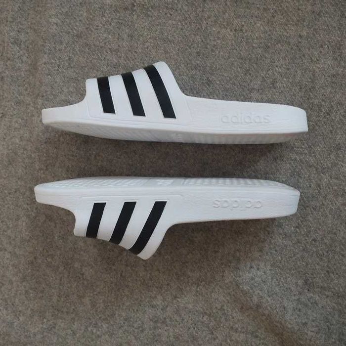Białe klapki Adidas basenowe na plaże pod prysznic piankowe gumowe