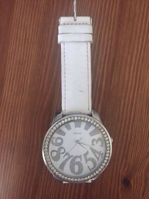 Relógio Guess branco pouco uso