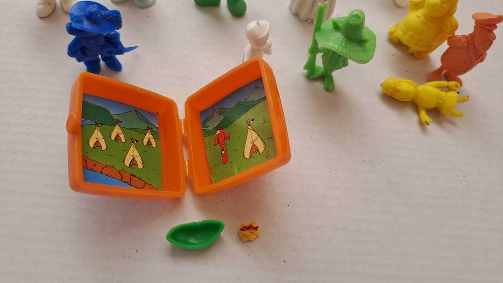 Bonecos de brindes antigos.