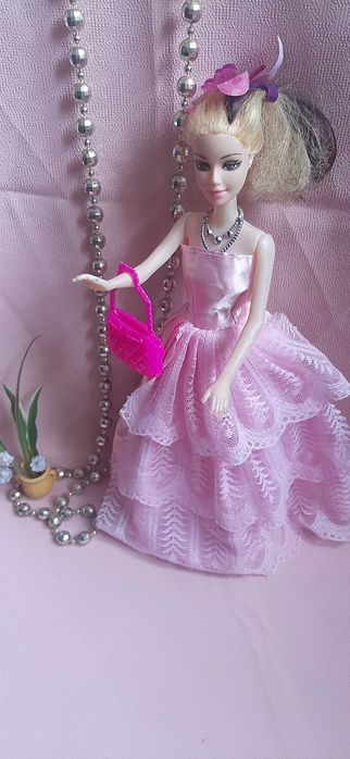 Куклы Барби, бу, разных периодови моделей