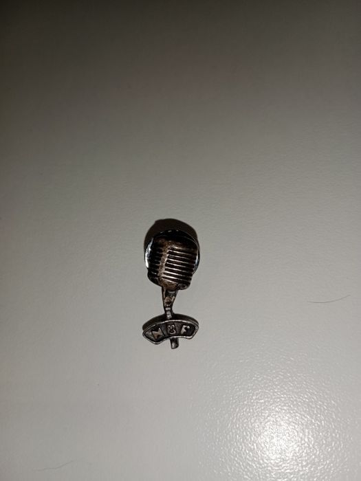 Przypinka w kształcie mikrofonu