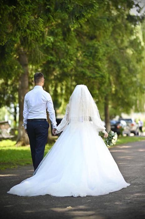 Весільна сукня зі шлейфом