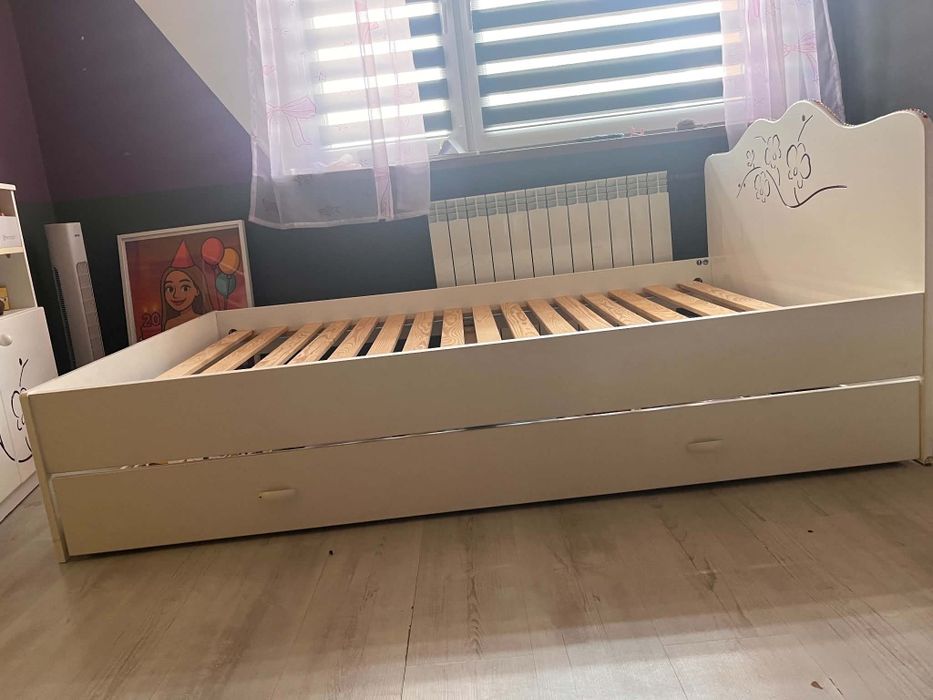 Sprzedam łóżko ,komodę i fotel do biurka