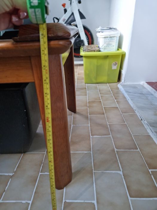 Mesa centro madeira maciça e tampos vidro