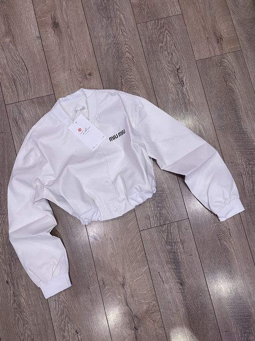Жіноча весняна біла шкіряна куртка бомбер на кнопках Miu Miu