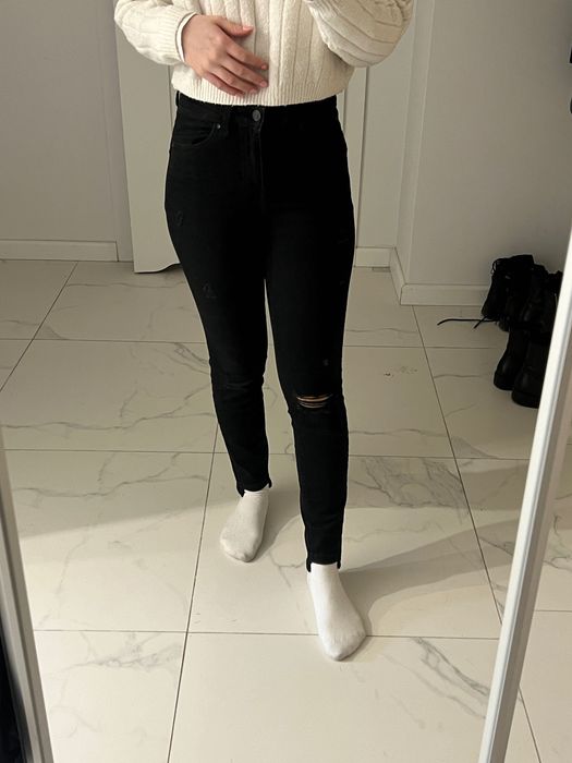 Jeansy z dziurami Reserved