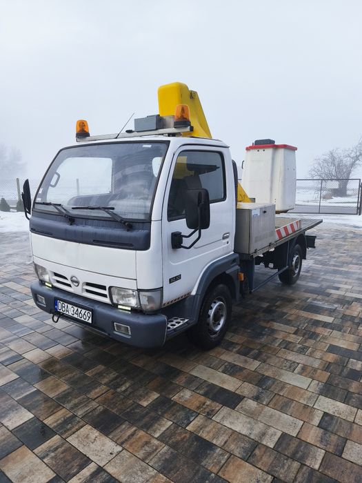 Usługi podnośnikiem koszowym.