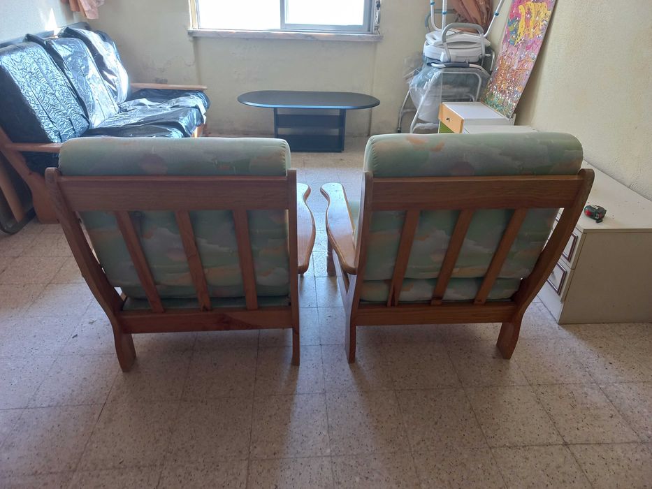 Conjunto Sofá-cama + 2 Cadeirões em pinho (estilo casa de praia)