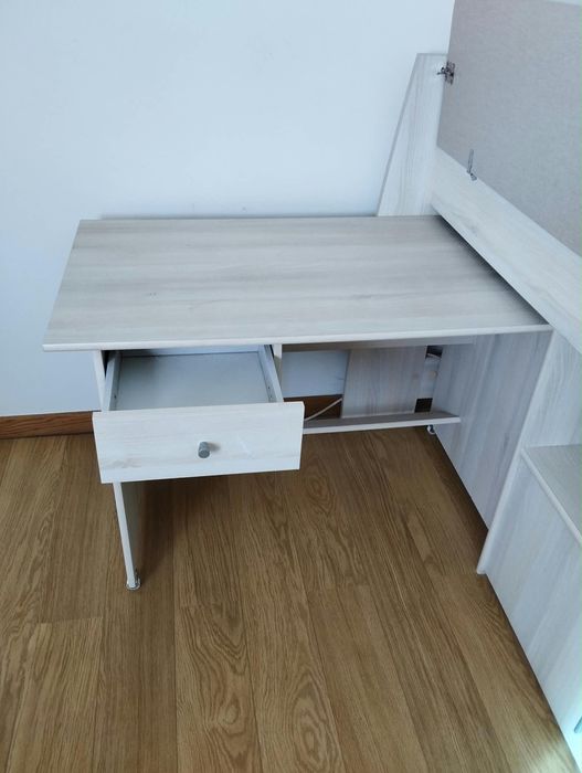 Cama usada com secretaria