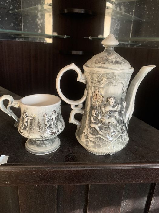 Bule de chá e duas chavenas em porcelana