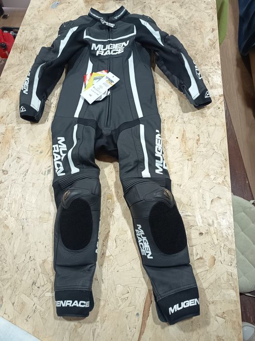 Fatos  motard criança Mugen Race Ohvale  perfurado