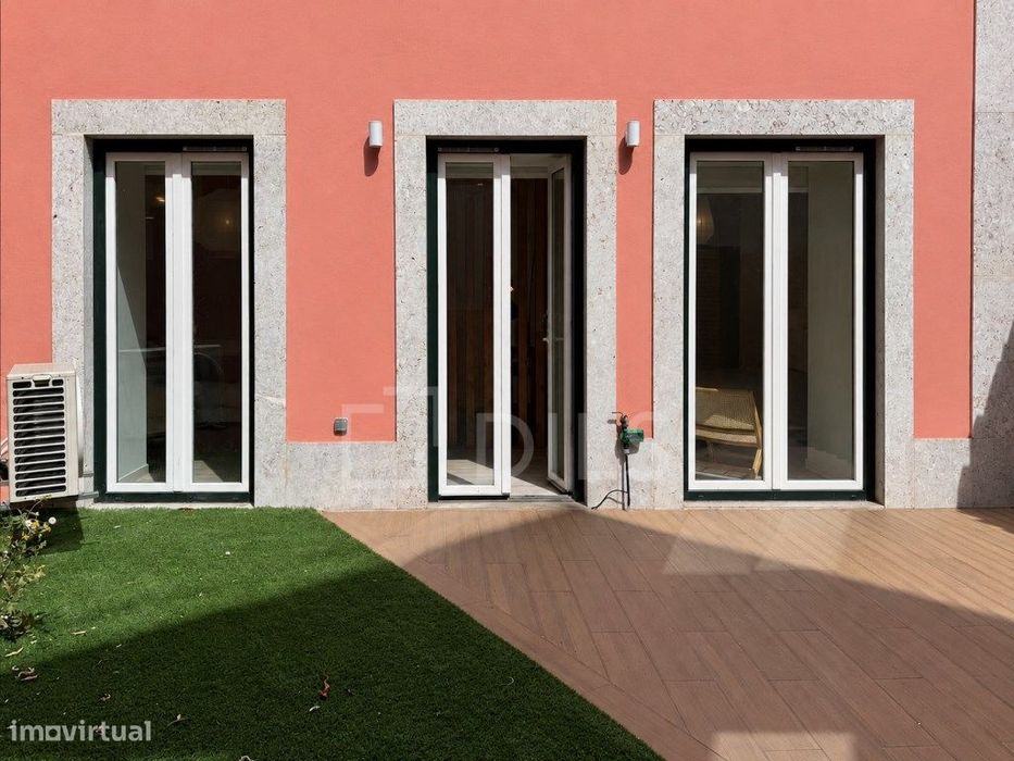 Apartamento T1, mobilado, com terraço e 1 lugar de estacionamento