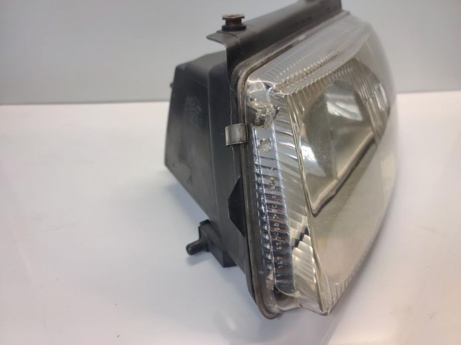 Farol Optica Frente Esquerda Vw Passat B5  1996 a 2000 Hella