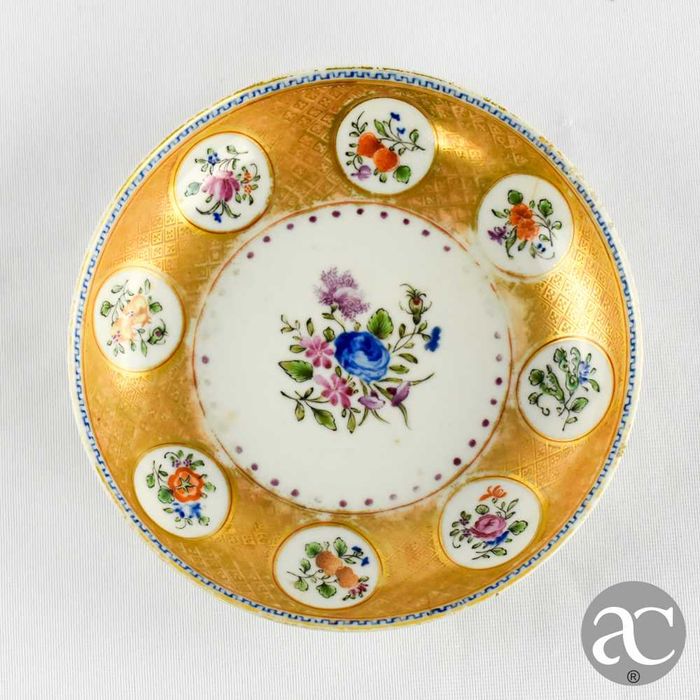 Taça e Pires China, Qianlong, séc. XVIII, decorada com flores e ouro