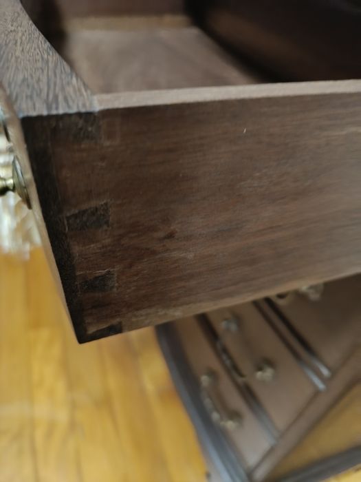 Meia cómoda pequena antiga restaurada estilo D Maria madeira exótica