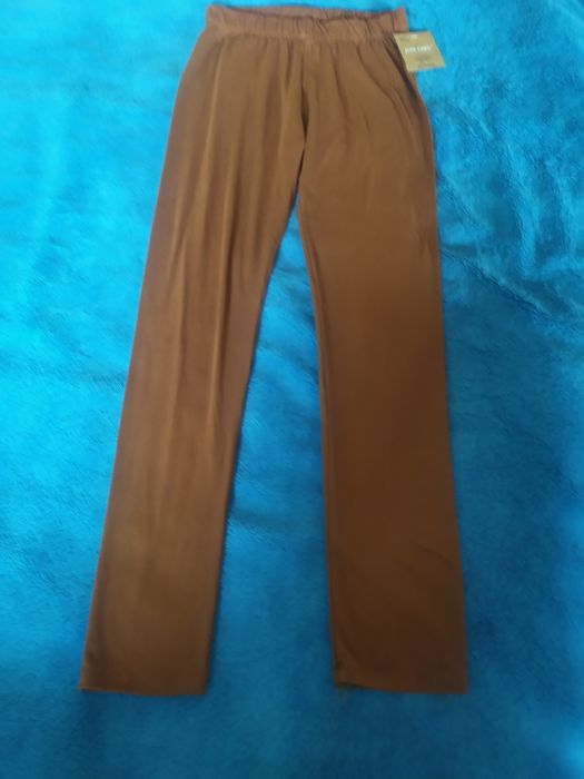Brązowe legginsy