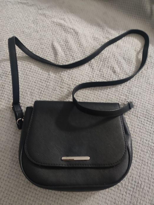 Torebka na wąskim, odpinanym pasku, kolor czarny, marka Sinsay