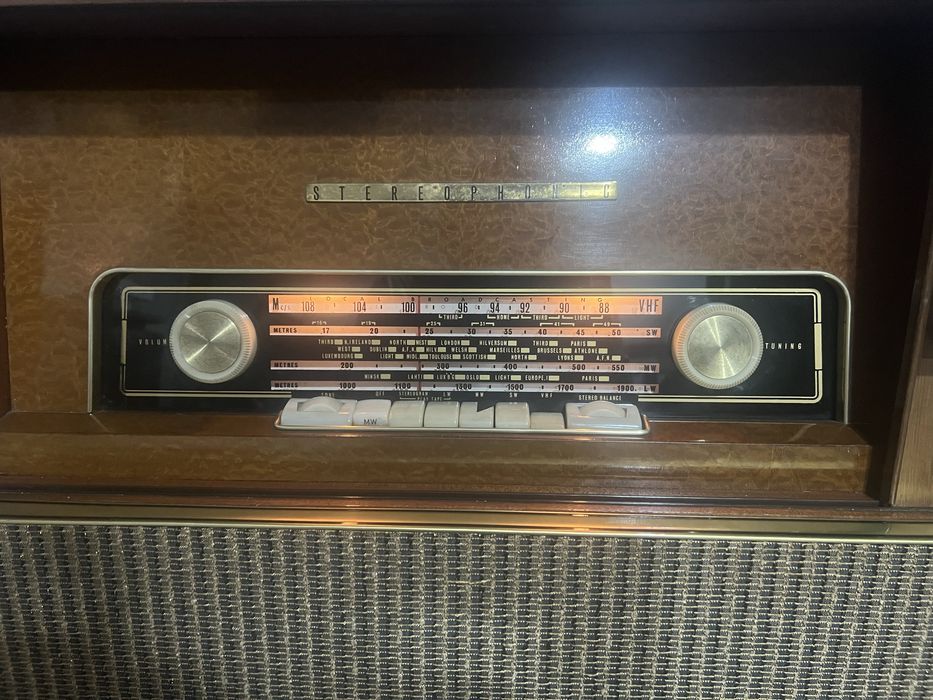 Móvel Rádio e Gira-Discos Vintage