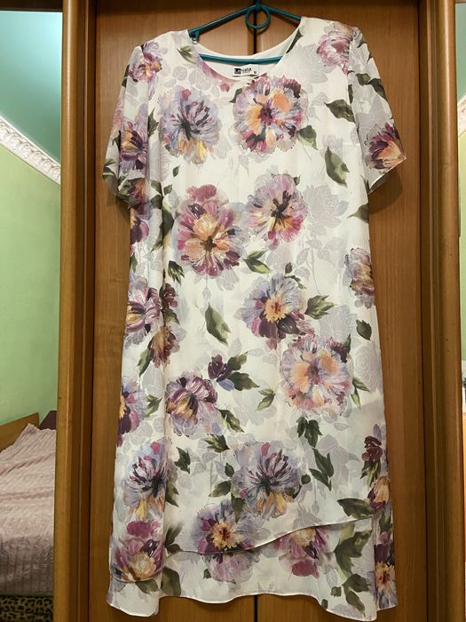 Продам нарядное платье 50 размер.